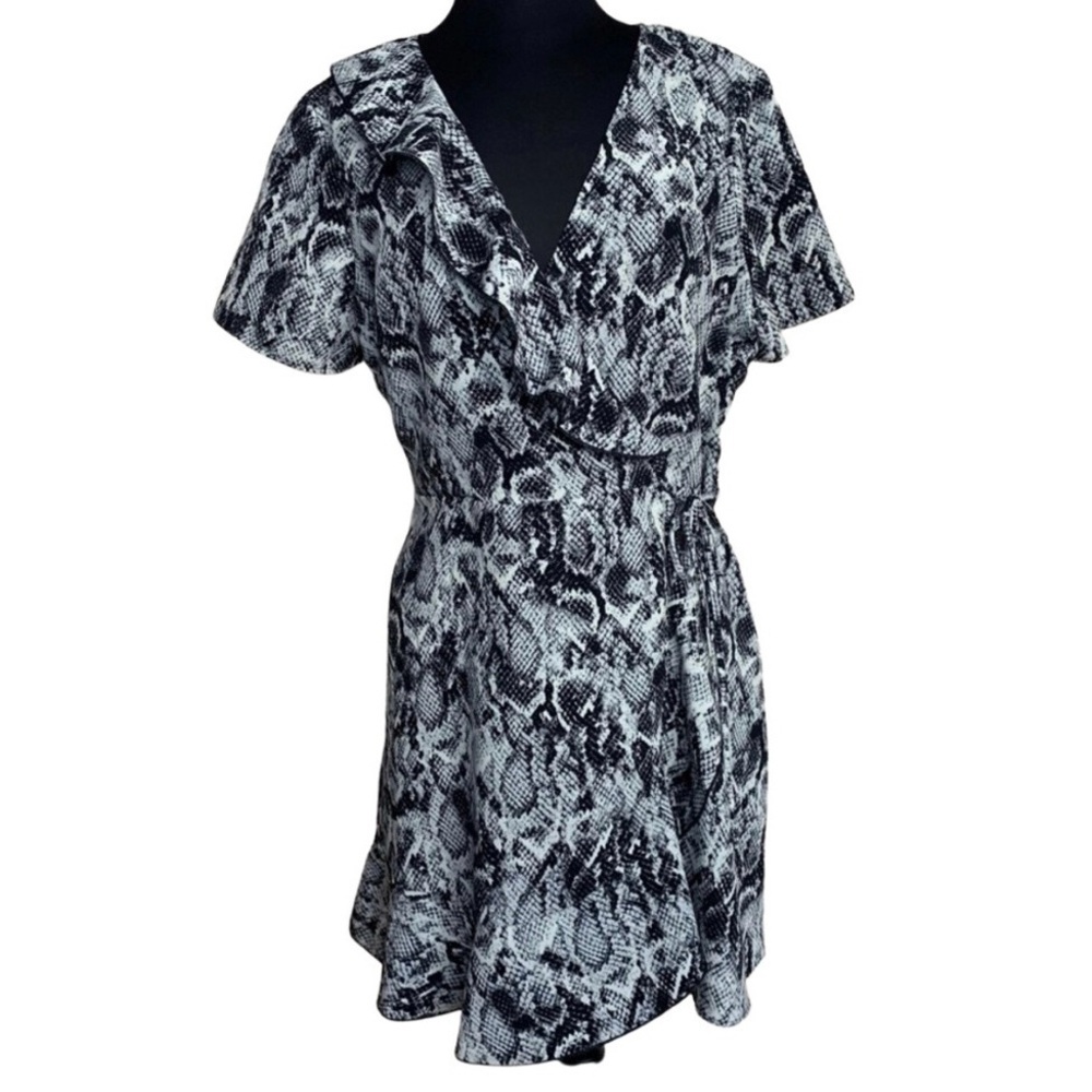SPEECHLESS Snake Print Ruffle Faux Wrap White Black Dress size Large (Juniors)